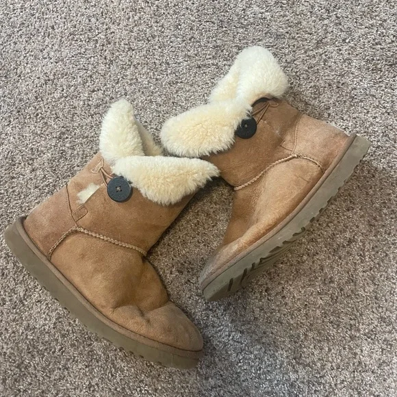 Used Ugg, you can see the wear in the front. Still have plenty of life left! Ugg boots can cause gross fungal infections; Damp, fuzzy  main image 4